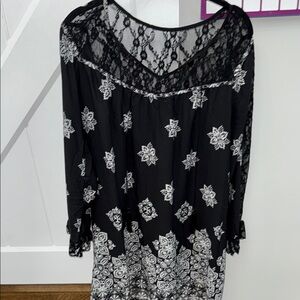 VENUS Black and White Blouse Top